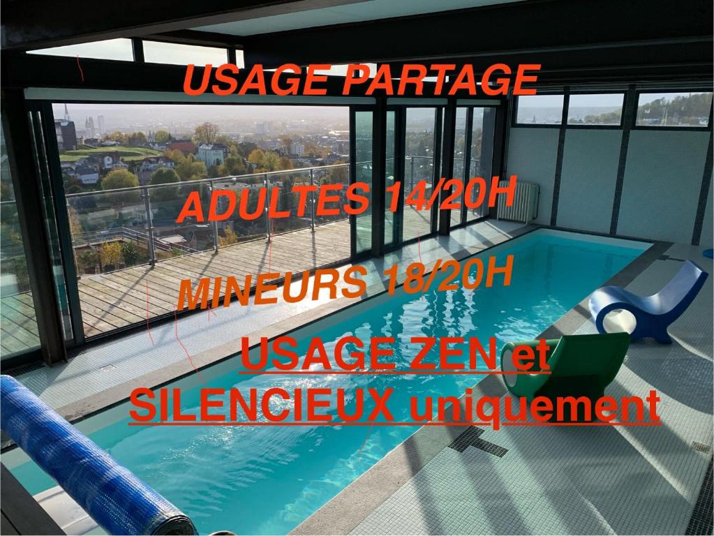 Bazén v ubytování Rouen ECO LODGES maison entière avec terrasse dans jardin potager piscine parking nebo v jeho okolí