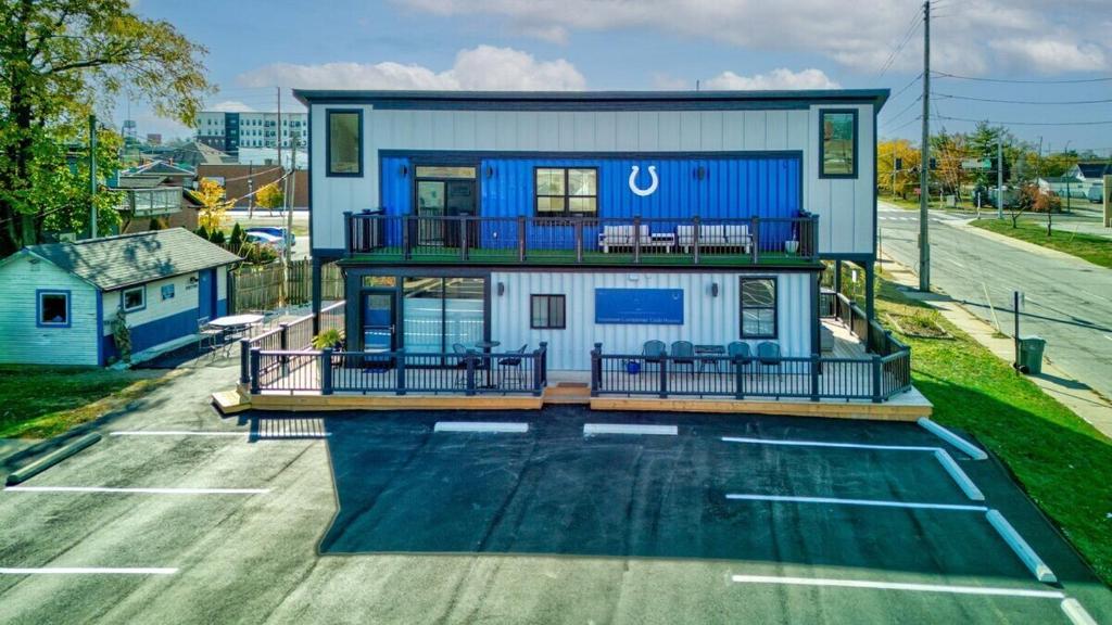 una gran casa azul con aparcamiento en Stadium Container Club House, en Indianápolis