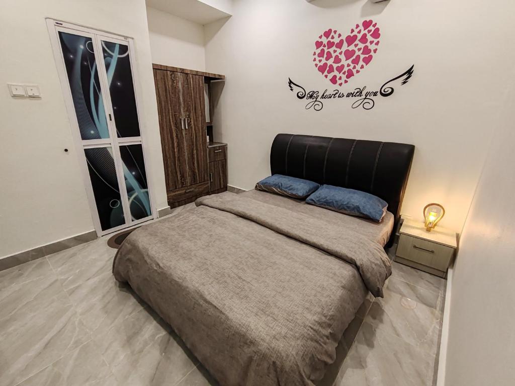 Postel nebo postele na pokoji v ubytování Loveu homestay 5 Blossom
