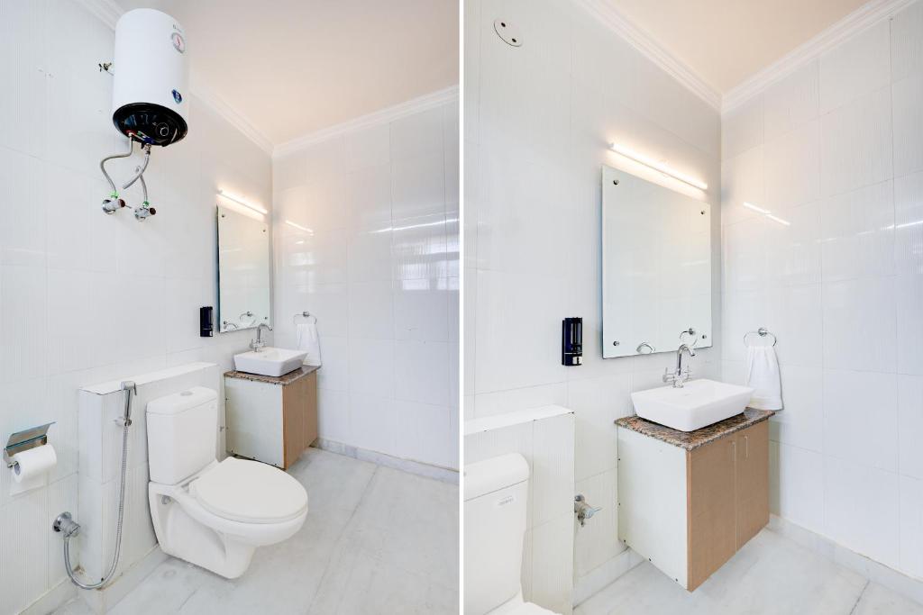 un bagno bianco con un water e un lavandino di Tulip Residency a Gurgaon