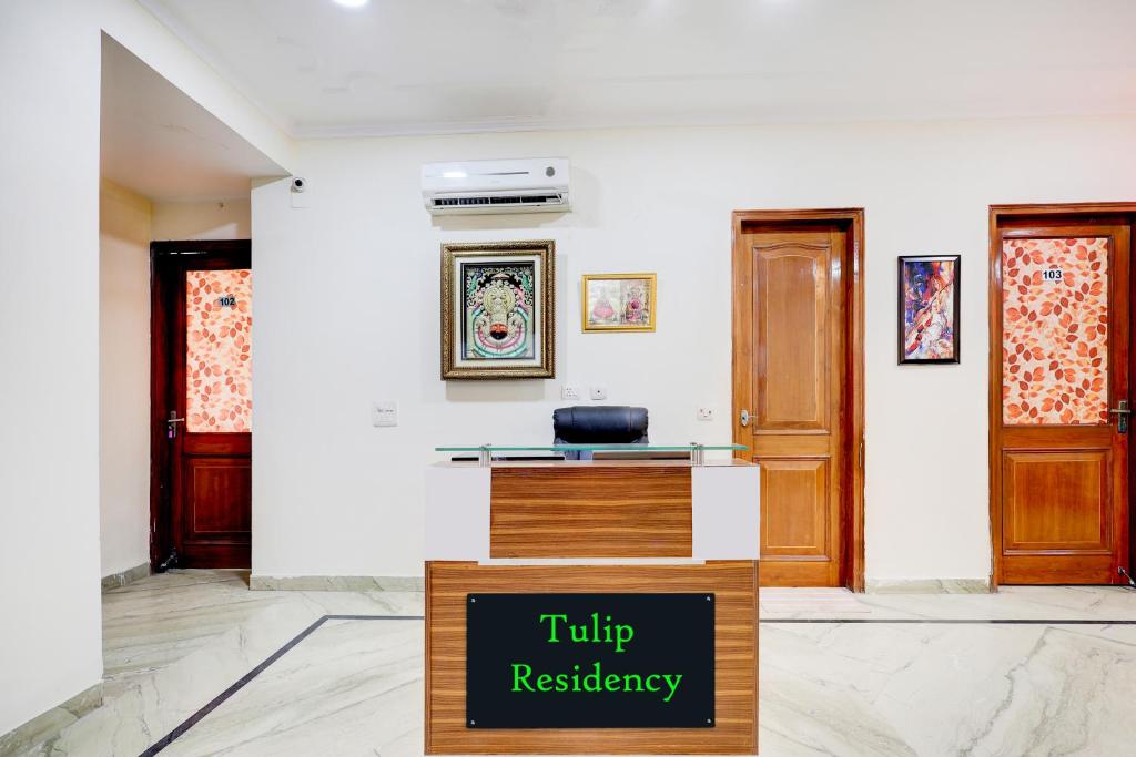 un cartello nel mezzo di una stanza di Tulip Residency a Gurgaon