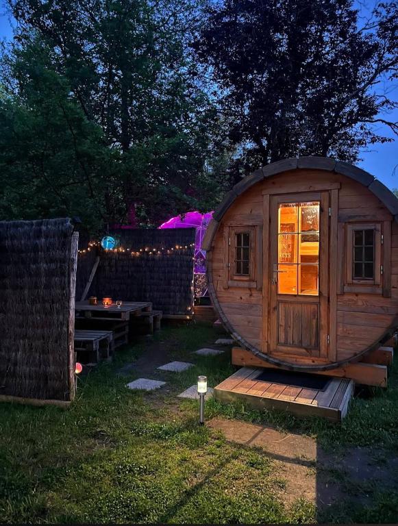 une petite cabane en bois dans une cour avec une table dans l'établissement Les Atypiques de Sologne, à Lanthenay