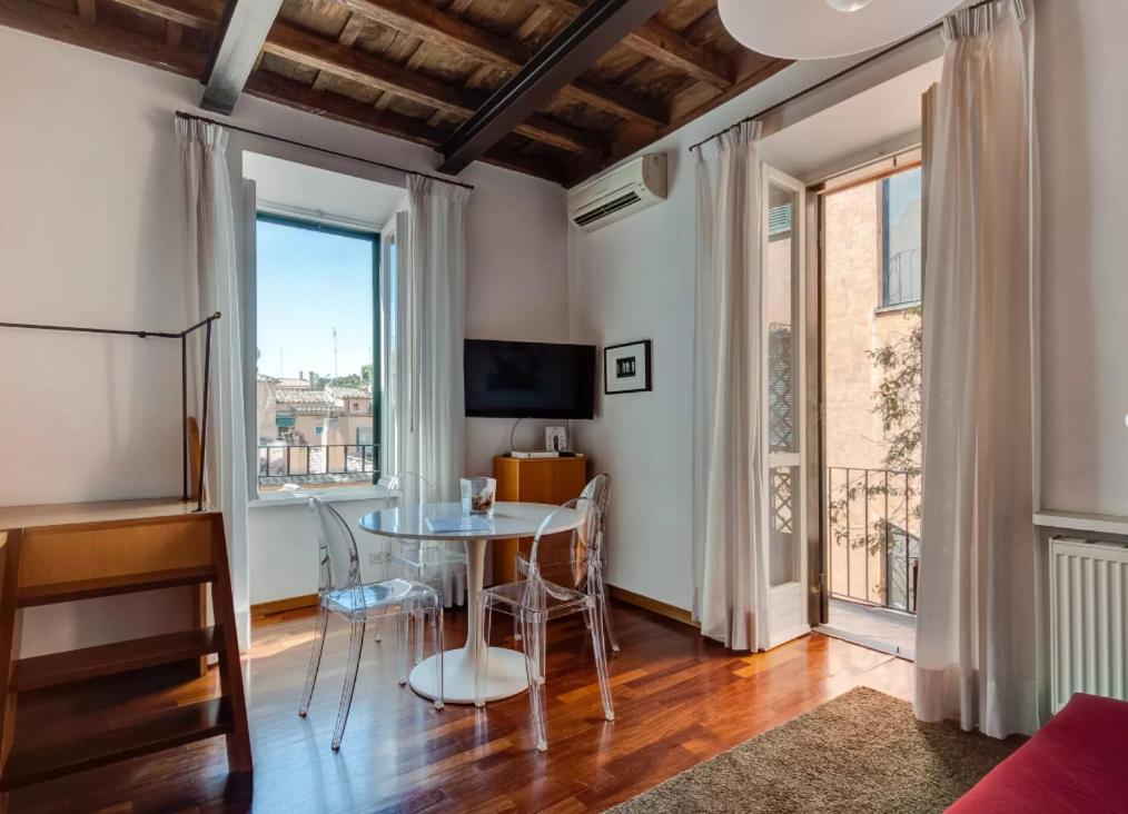 Un televizor și/sau centru de divertisment la Spanish Steps Vittoria Studios