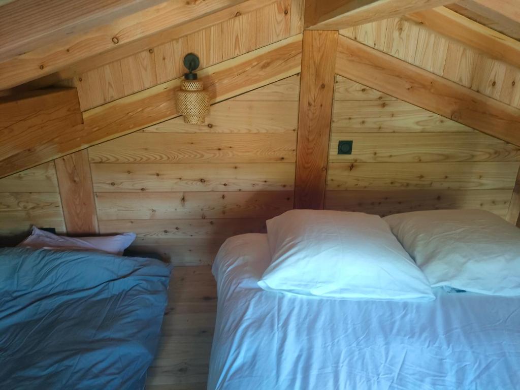 Postel nebo postele na pokoji v ubytování Camping Canopée