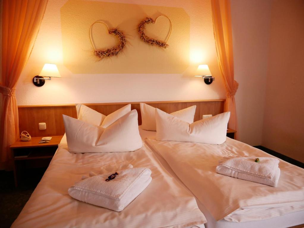 Postel nebo postele na pokoji v ubytování Hotel Waldesruh