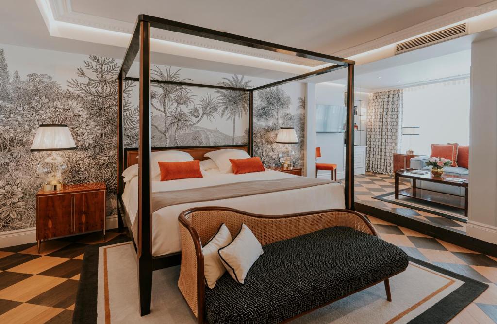 
Deluxe Junior Suite Skyline - The Wellington Club
