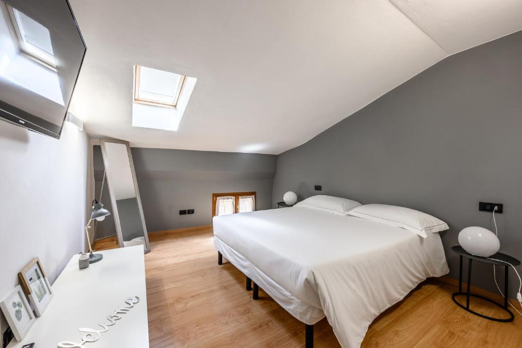 Ένα ή περισσότερα κρεβάτια σε δωμάτιο στο Emilia Studios 7