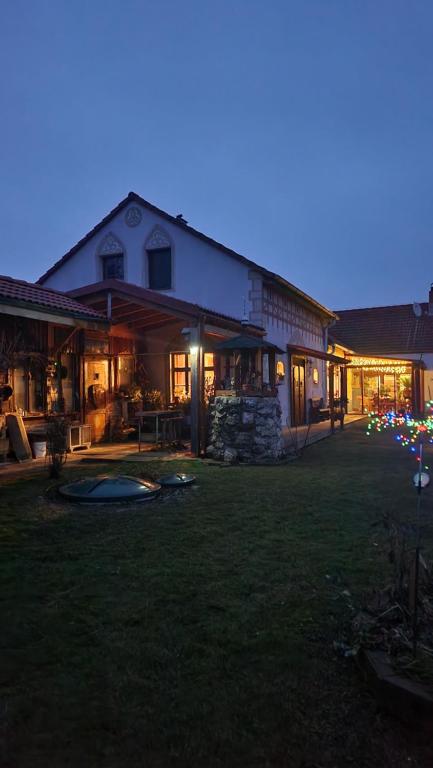 ŠtefanováにあるSvatoplukovo královstvíの夜間の庭付き大家