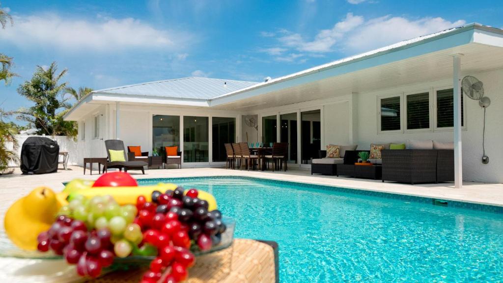 Hồ bơi trong/gần The Key Royale Gem