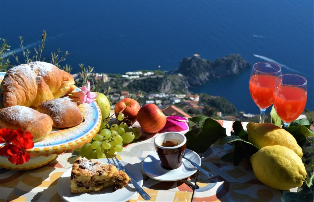 a table with a plate of bread and grapes and drinks at Agriturismo Miramare in Agerola