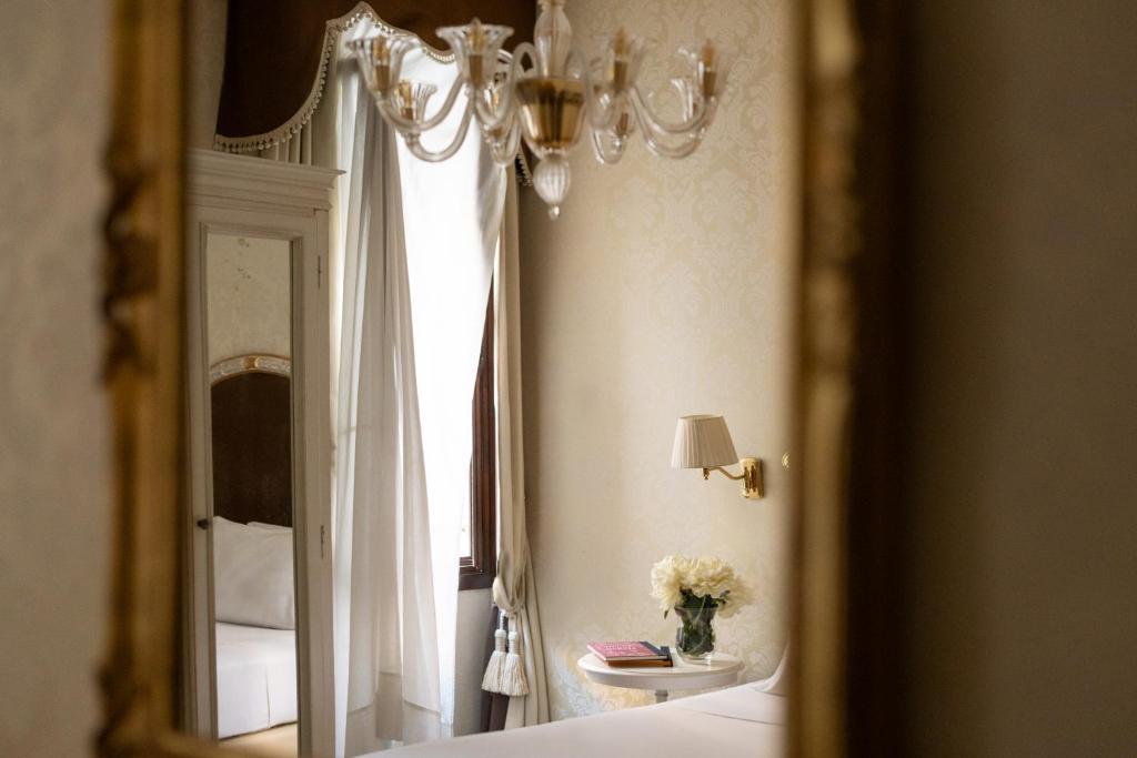 Postel nebo postele na pokoji v ubytování Maison Venezia | UNA Esperienze