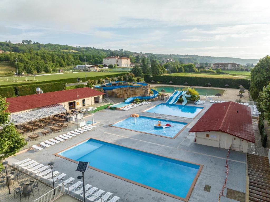 une vue aérienne de deux piscines dans un parc aquatique dans l'établissement Camping Château de Galaure, à Châteauneuf-de-Galaure