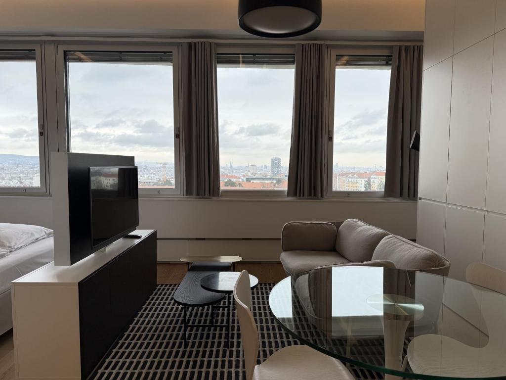 Χώρος καθιστικού στο Modern City Apartment with Stunning Vienna Skyline Views