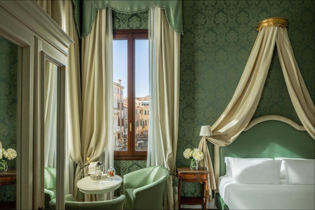 Postel nebo postele na pokoji v ubytování Maison Venezia | UNA Esperienze