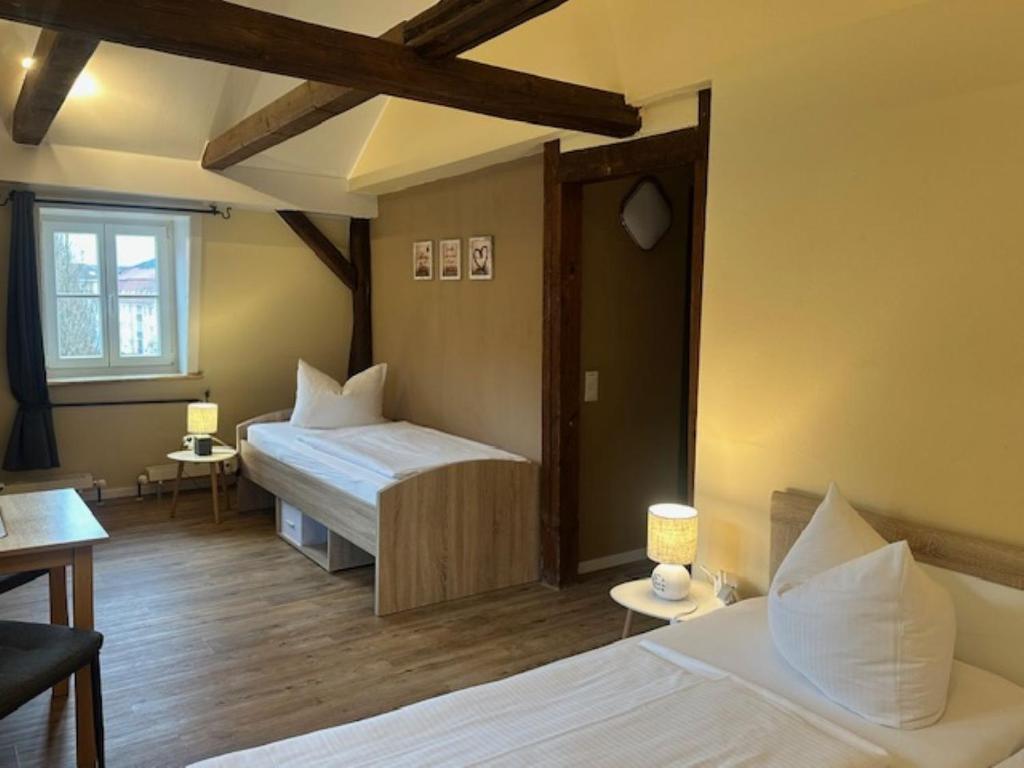 Postel nebo postele na pokoji v ubytování Gästehaus am Storchenturm