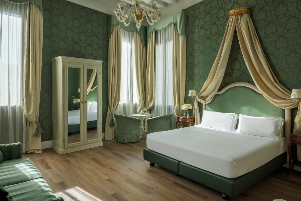Postel nebo postele na pokoji v ubytování Maison Venezia | UNA Esperienze