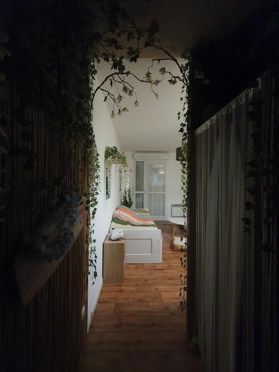 - un couloir avec un lit dans une chambre dans l'établissement L'îlot du Val d'Europe à 2 minutes du RER et à 5 minutes de Disneyland, à Montévrain