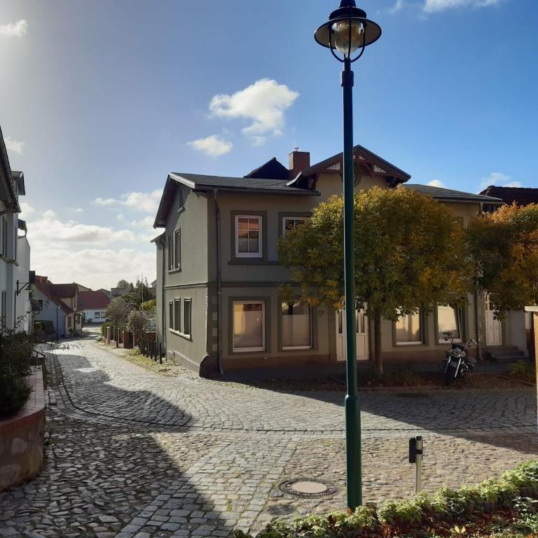 a street light in front of a house at Ruhige Ferienwohnung mit Privatparkplatz in Sagard