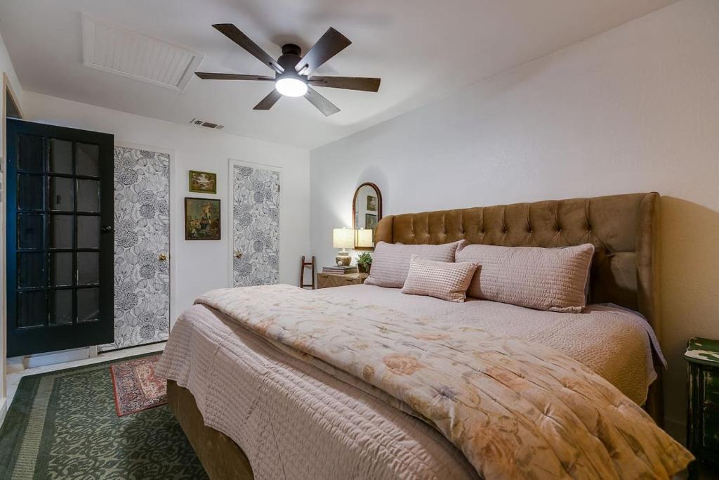 Postel nebo postele na pokoji v ubytování Charming Corner Walkable to AFB