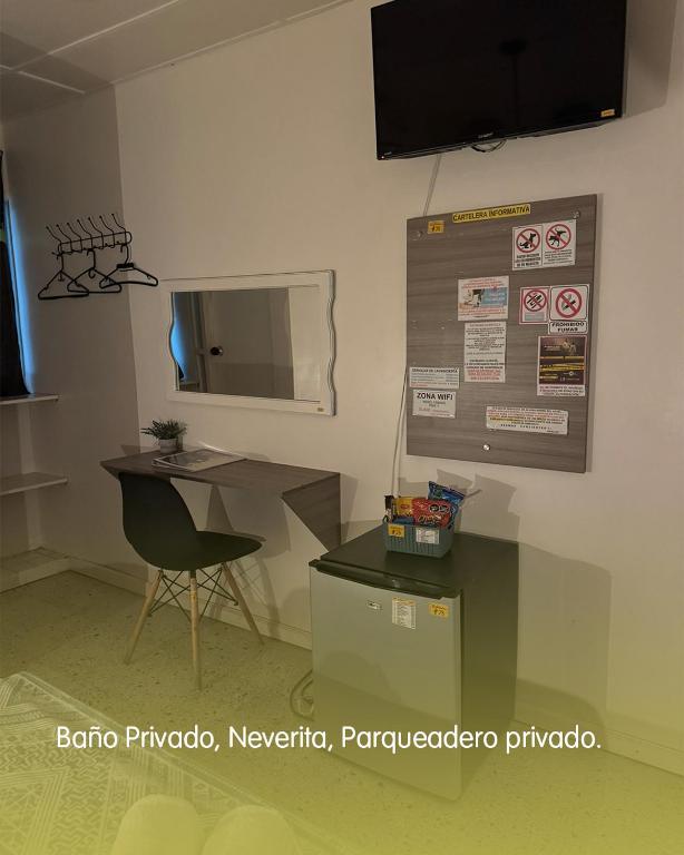 Una televisión o centro de entretenimiento en Hotel Tamaiti