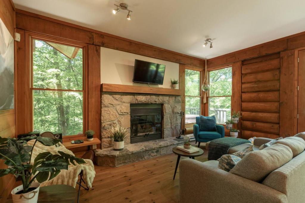 Un televizor și/sau centru de divertisment la Wood Log Cabin Retreat - Spa - Gym - Family Club