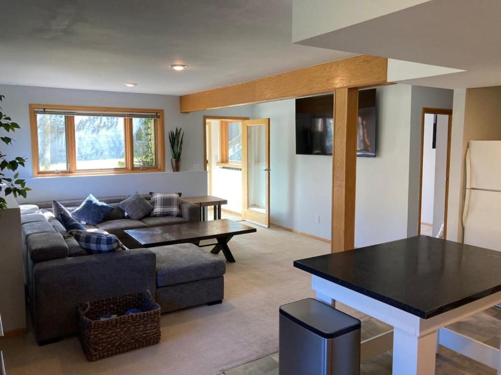 ベールにあるSunny Vail Mountainside Getaway Amazing Locationのソファとテーブルのあるリビングルーム