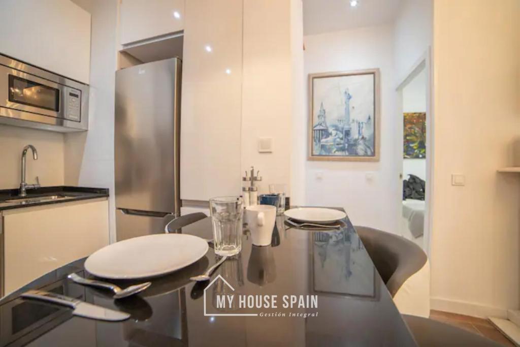 Kuchyň nebo kuchyňský kout v ubytování MyHouseSpain - Vacacional piso de lujo en Lavapiés