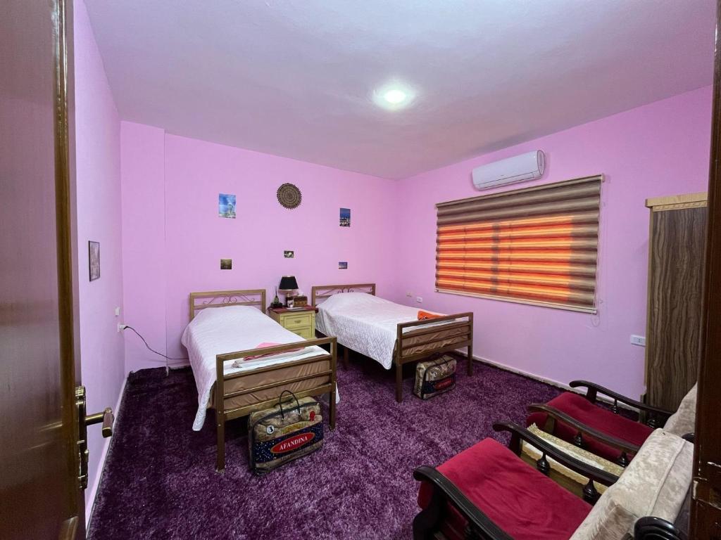 Postel nebo postele na pokoji v ubytování Al-Bustan House& Umm Qais