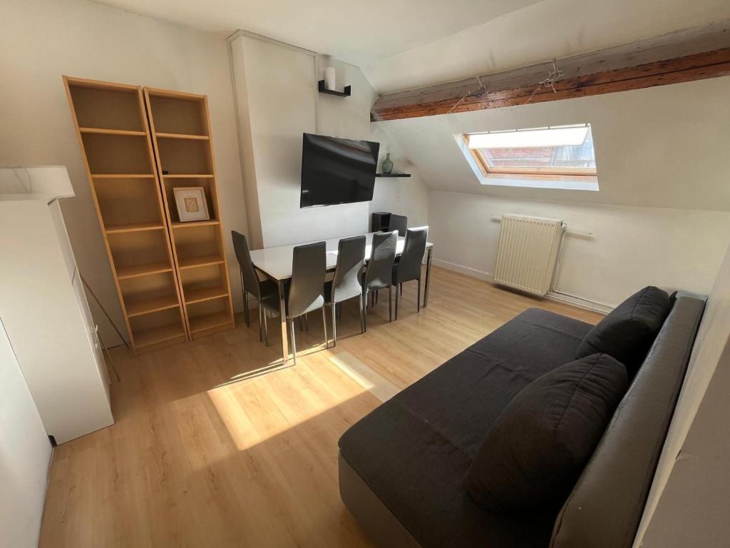 un soggiorno con un divano, un tavolo e delle sedie di European District Apartment Thirteen a Bruxelles