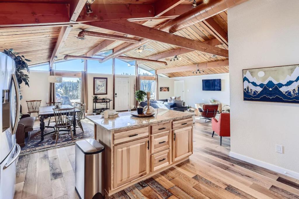 Televiisor ja/või meelelahutuskeskus majutusasutuses Amazing 5BR Hot Tub Game Room Mountain Views