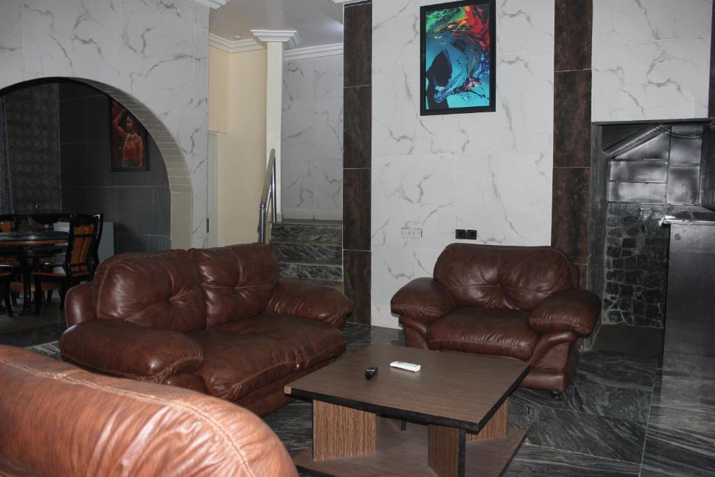 Posezení v ubytování Adbates Suites and Recreation