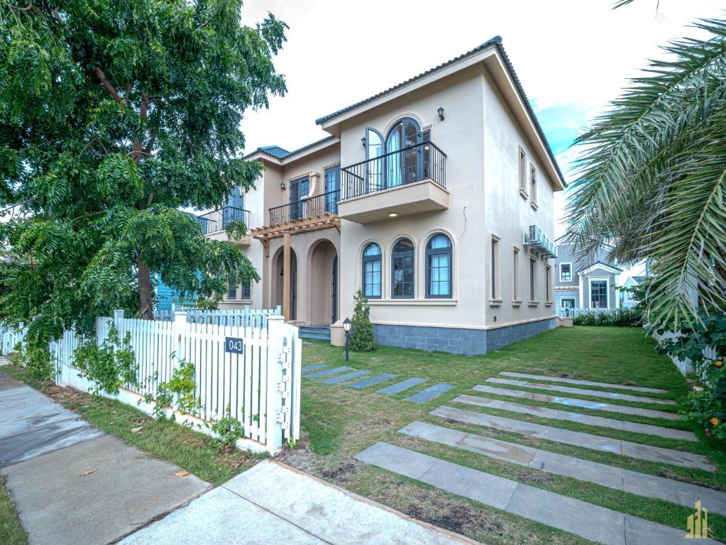 Tòa nhà nơi biệt thự tọa lạc