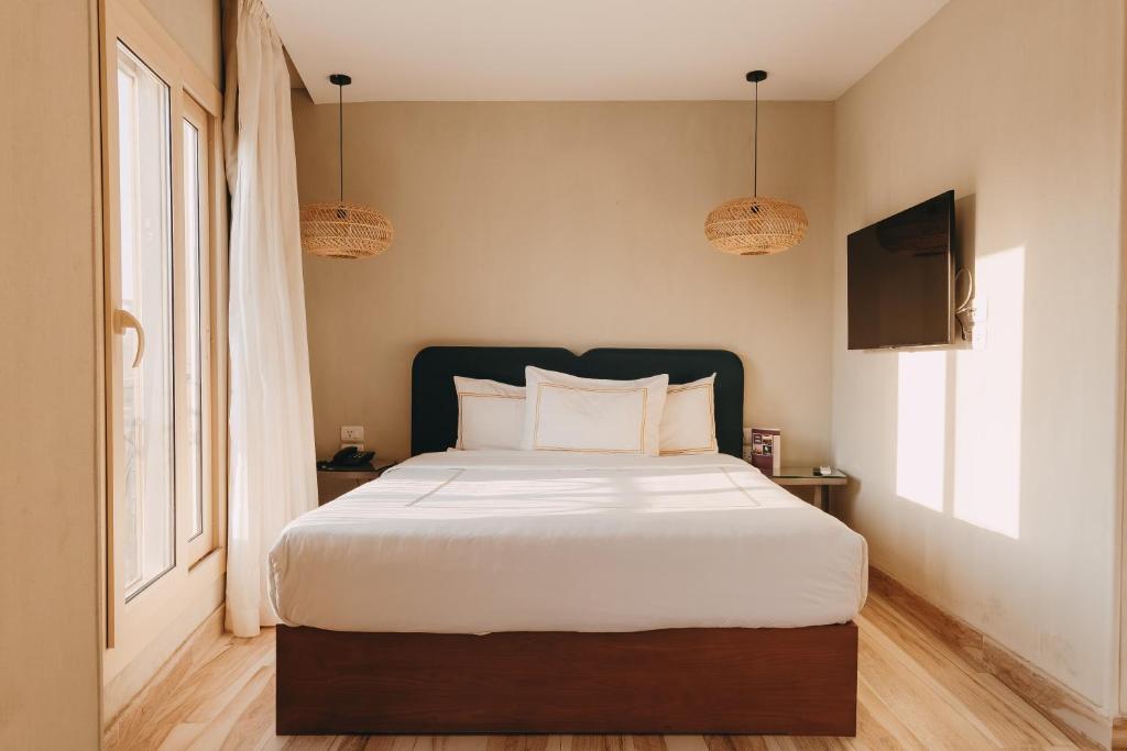 Postel nebo postele na pokoji v ubytování Almas Pyramids Hotel