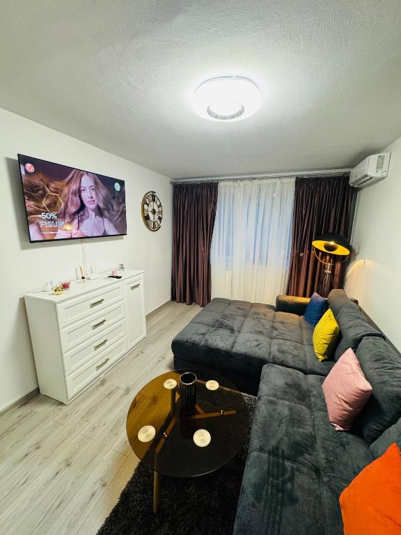 a living room with a couch and a table at Apartament David in Neptun