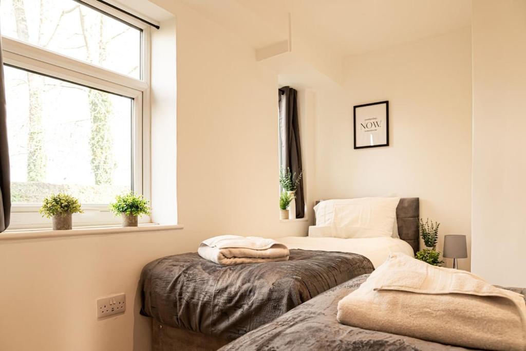 Image showcasing Cosy 2 Bedroom Apartment - Free Parking, Fast WiFi and Smart TV by ...
