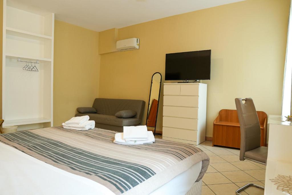 TV a/nebo společenská místnost v ubytování SMART HOTEL