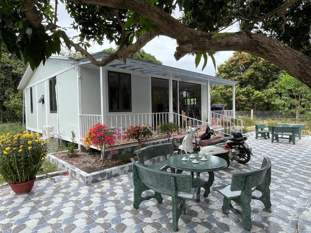 une maison avec un patio avec une table et des chaises dans l'établissement Casa Mango 1, à Cam Lâm
