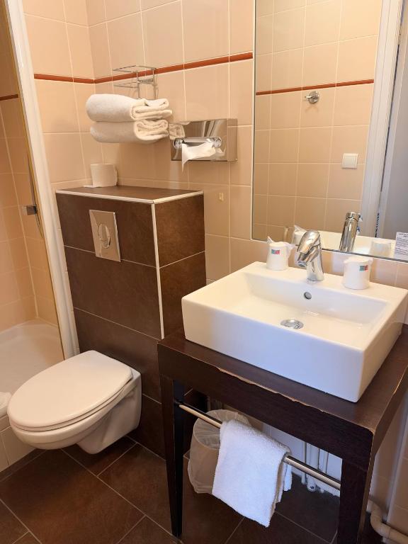 Koupelna v ubytování Kyriad Hotel Dijon Gare