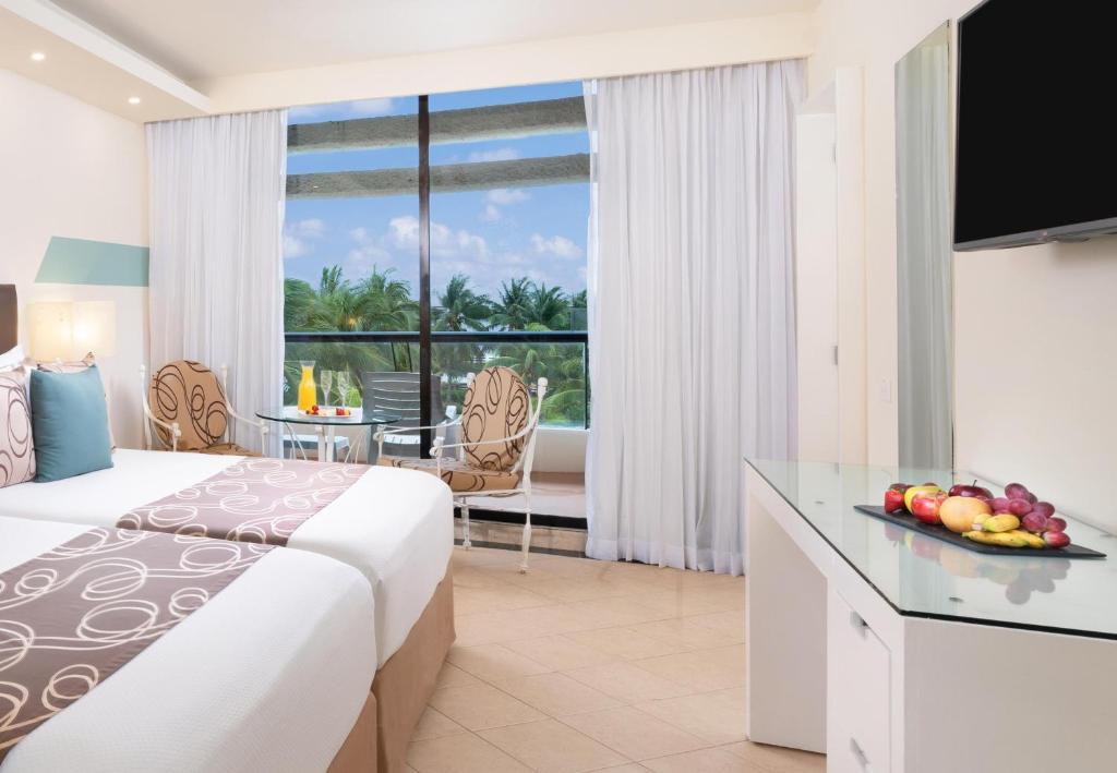 Habitación Estándar — detalle de camas y ventanal