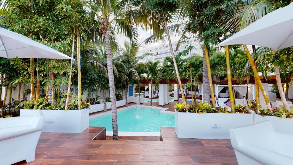 Bazén v ubytování The Sens Cancun by Oasis - All Inclusive nebo v jeho okolí