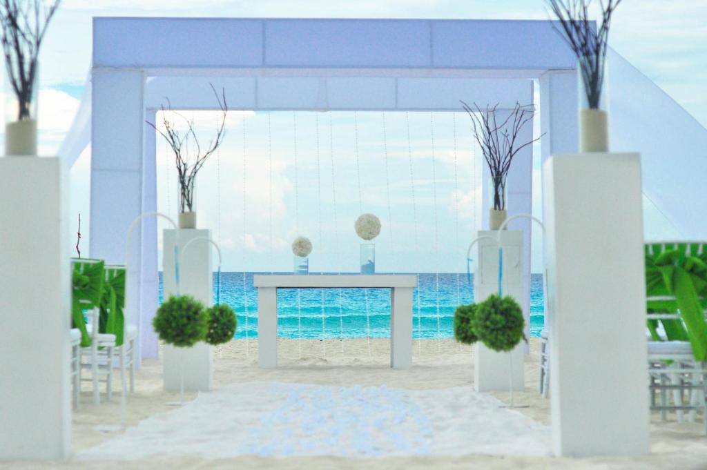 Bazén v ubytování Grand Oasis Palm - All inclusive nebo v jeho okolí