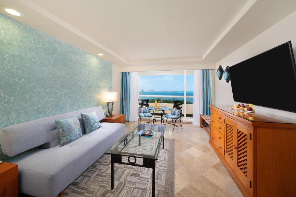 TV a/nebo společenská místnost v ubytování The Sens Cancun by Oasis - All Inclusive
