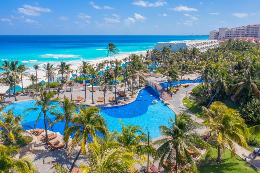 Bazén v ubytování The Pyramid Cancun by Oasis - All Inclusive nebo v jeho okolí