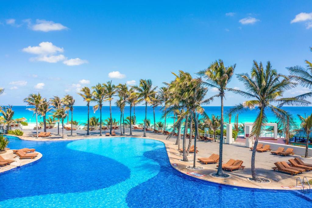 Bazén v ubytování The Pyramid Cancun by Oasis - All Inclusive nebo v jeho okolí