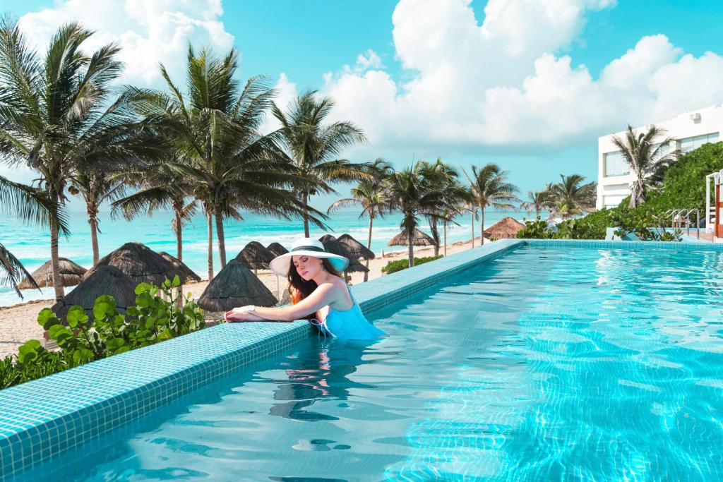 Bazén v ubytování The Pyramid Cancun by Oasis - All Inclusive nebo v jeho okolí