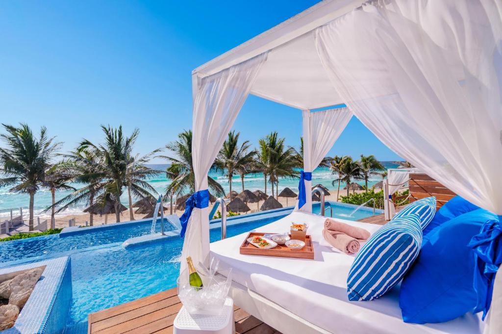 Bazén v ubytování The Pyramid Cancun by Oasis - All Inclusive nebo v jeho okolí