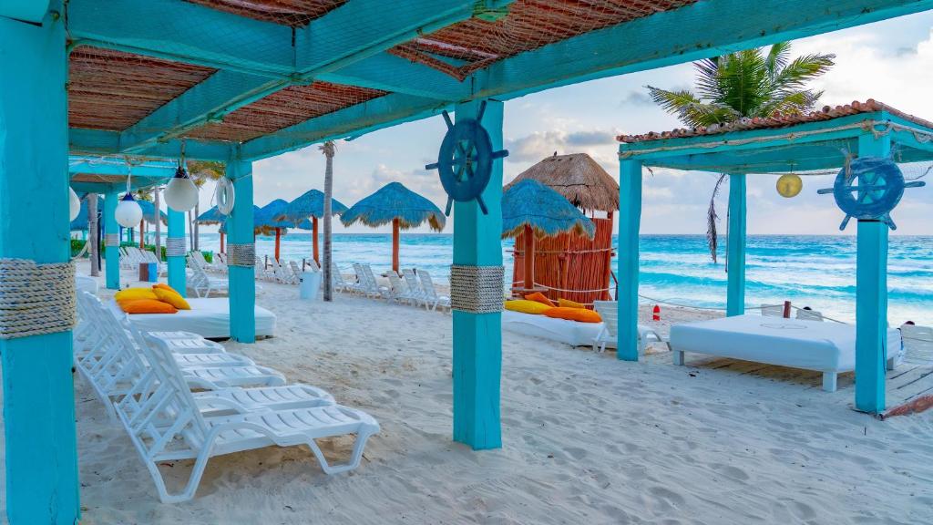 Bazén v ubytování The Pyramid Cancun by Oasis - All Inclusive nebo v jeho okolí
