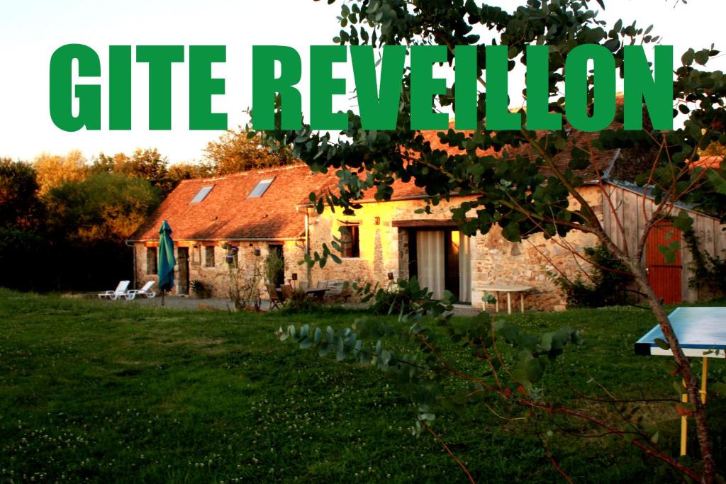 una casa con un cartel que lee la reunión de regalos en Gite de groupe "Le Réveillon", en Neuville-sur-Sarthe