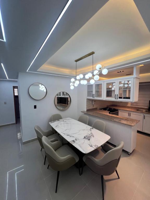 a kitchen and dining room with a table and chairs at Apartamento de Lujo in La Estrella