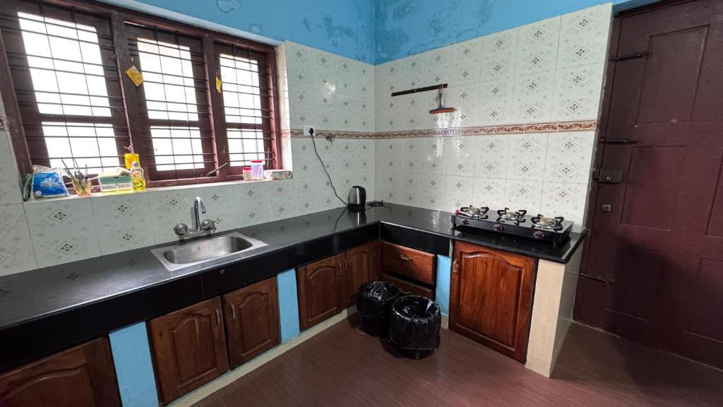 Kuchyň nebo kuchyňský kout v ubytování Souparnika Homestay Varkala